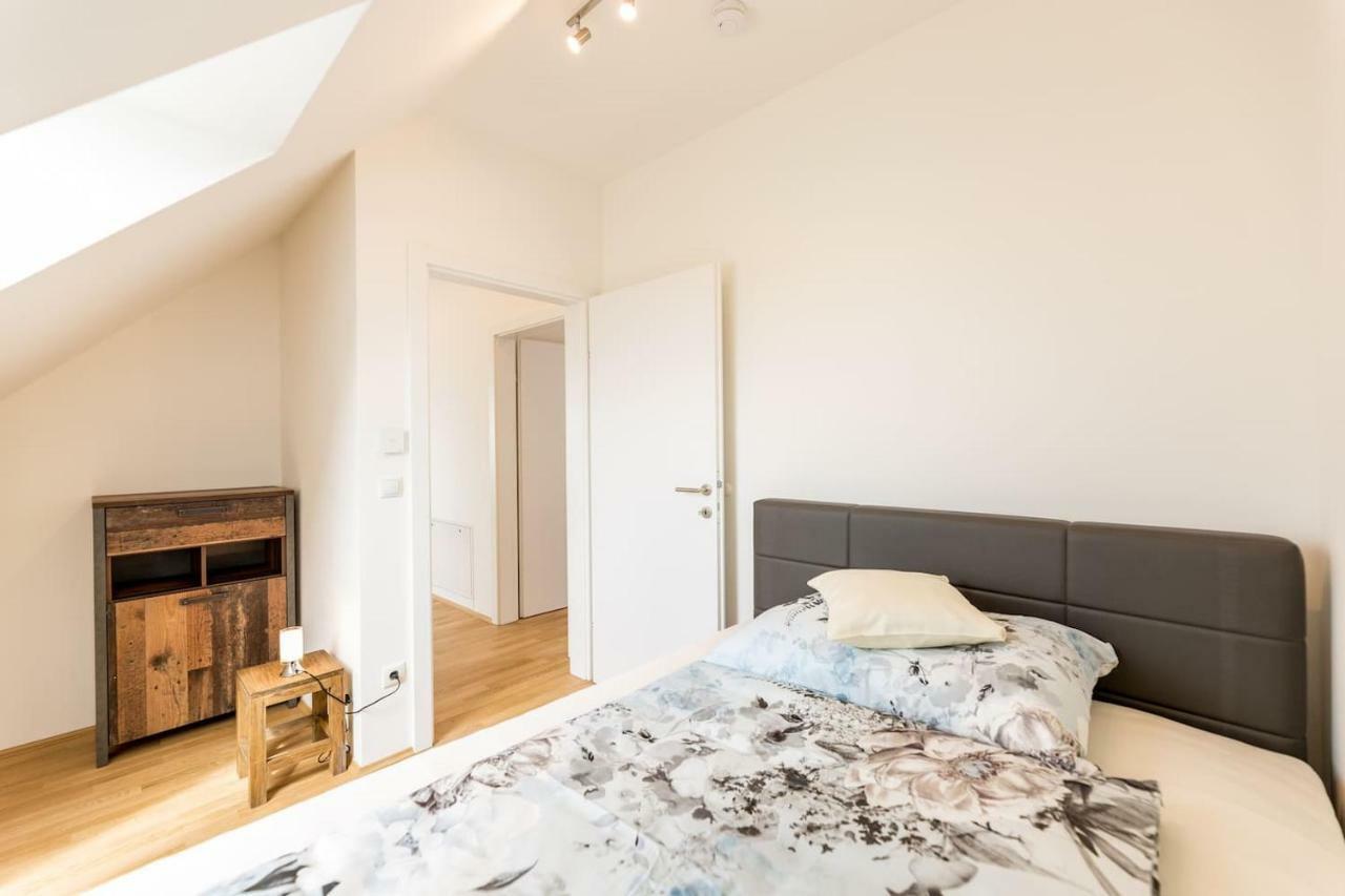 Grosse Dachgeschosswohnung Im Herzen Von Грац Экстерьер фото