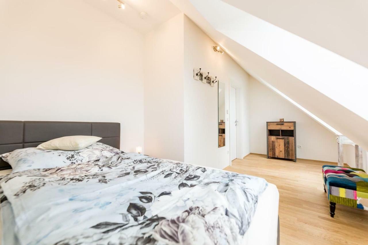 Grosse Dachgeschosswohnung Im Herzen Von Грац Экстерьер фото